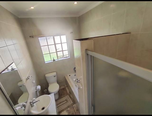 4 BEDROOM FREEHOLD FOR SALE IN BRACKENHURST